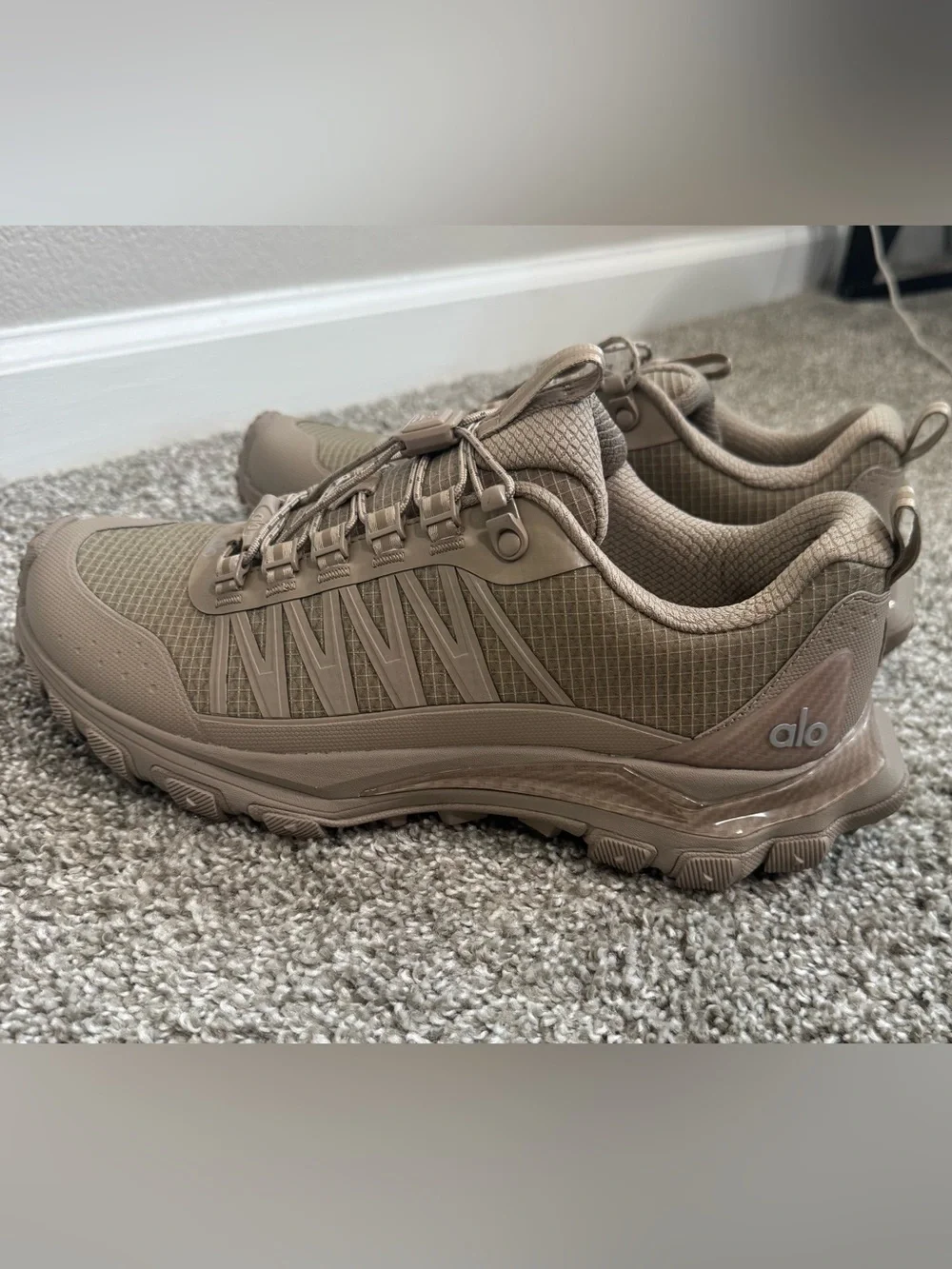 ALO Yoga Men's/Trekking Athletic Shoe in Beige/Tan